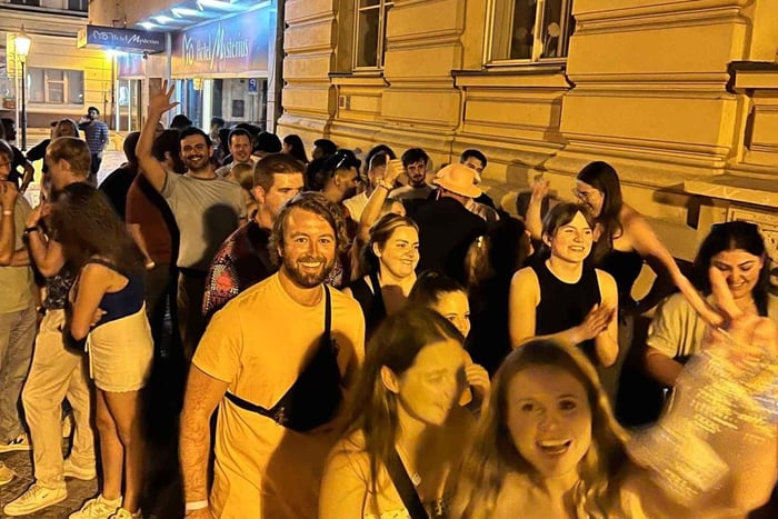 Prague: Pub Crawl with Shots & Entrance to Rooftop Club