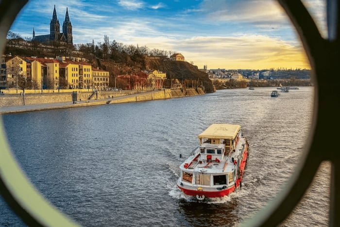 Praga: cruzeiro no rio Vltava com jazz e comentários