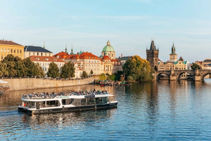 Praga: Cruzeiro noturno no rio Vltava com buffet