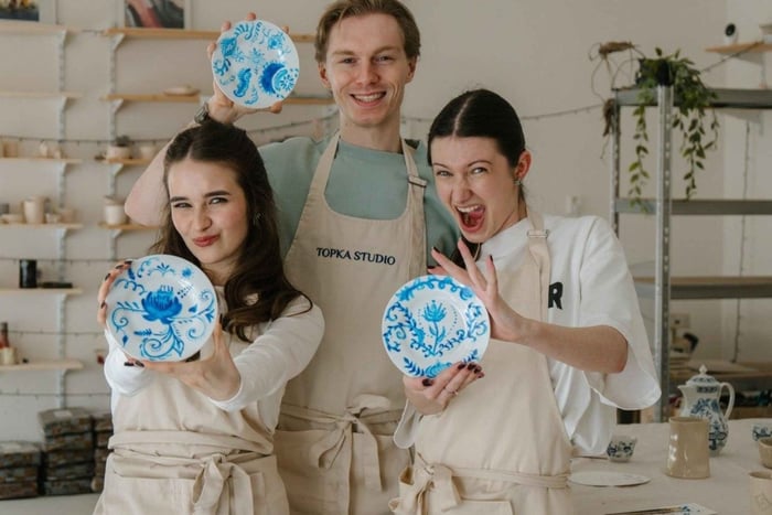 Prague : atelier de peinture sur porcelaine bleue traditionnelle tchèque