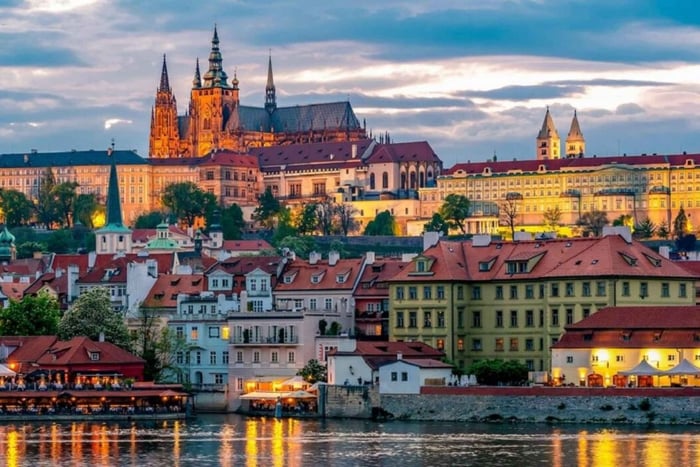 Vienna: Prague Guided Day Trip with Lunch and Tastings