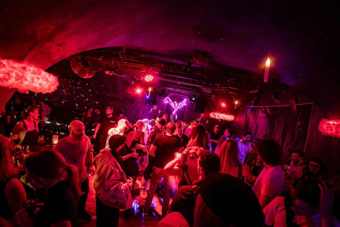 Praga: noche de discoteca VIP con mesa, bebidas y limusina