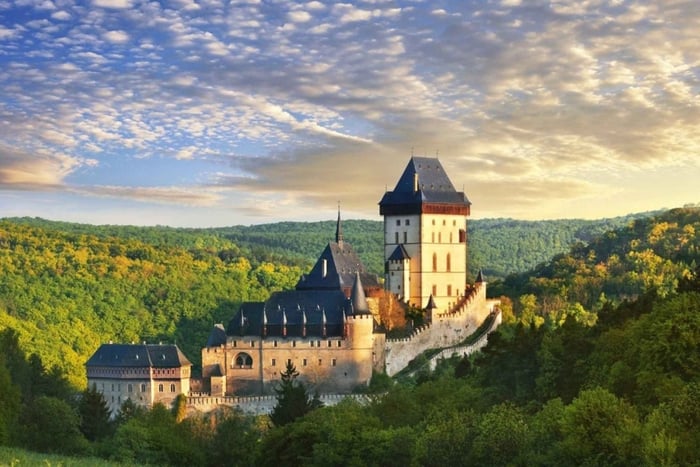 Praga: Visita al Castillo y las Cuevas de Karlstejn con todo incluido
