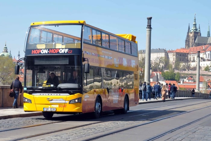 Praga: tour en autobús turístico Big Bus y crucero por el río Moldava