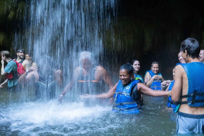 Eventyr i Charco Azul-grotten, ved fossefall og i elven med profesjonelle bilder