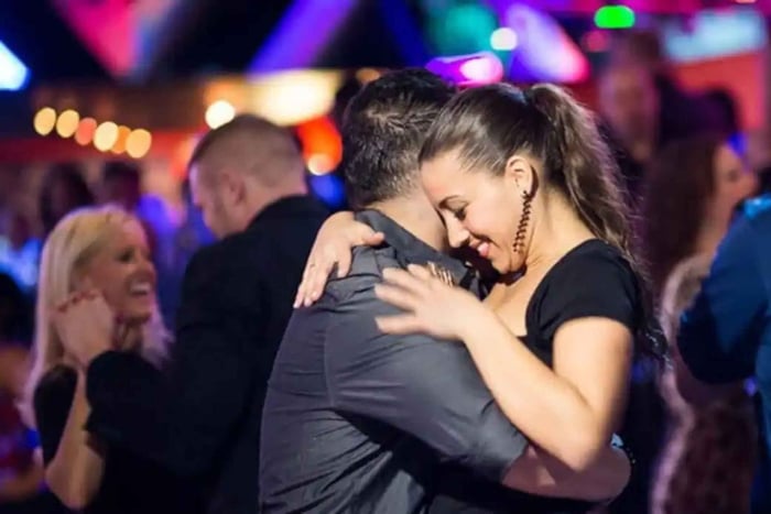 San Juan: Salsa Nightlife Class and Tour with a Cocktail