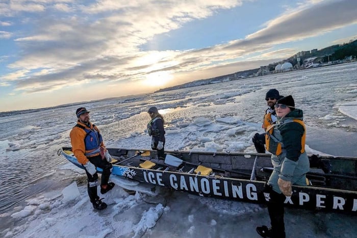 Quebec City: esperienza in canoa sul ghiaccio al tramonto con sauna
