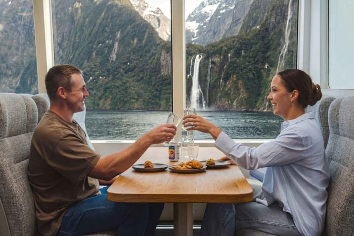 Desde crucero VIP por Milford Sound con traslados