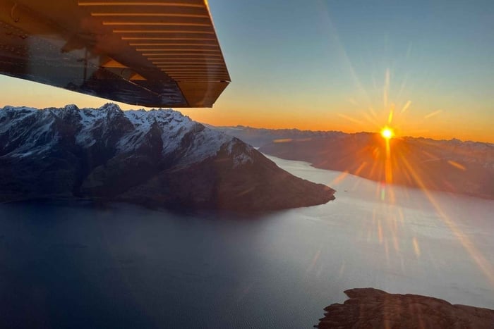 Desde vuelo panorámico al atardecer a la hora dorada