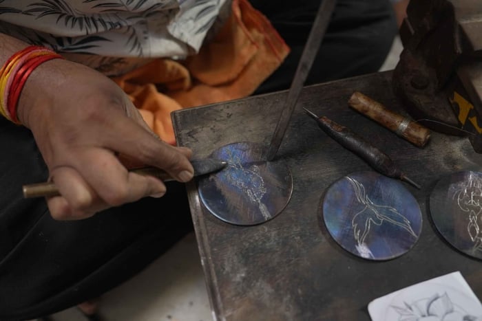 Ontdek de kunst van Koftgiri in Udaipur met een meester-ambachtsman