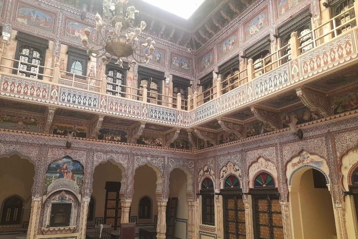Explora la ciudad de galerías de arte abiertas de Mandawa en una excursión de un día