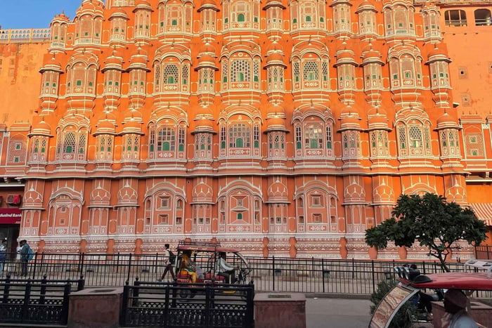 Jaipur: City Highlights Tour with Local Transport
