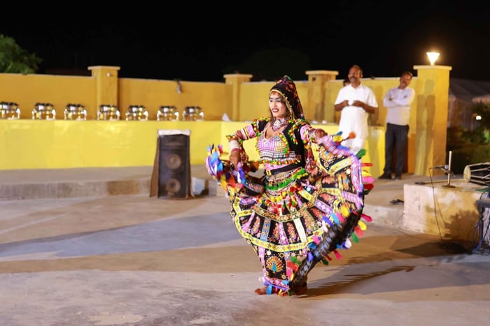 Jaisalmer: Jeepsafari, kamelenrit, diner en volksdans