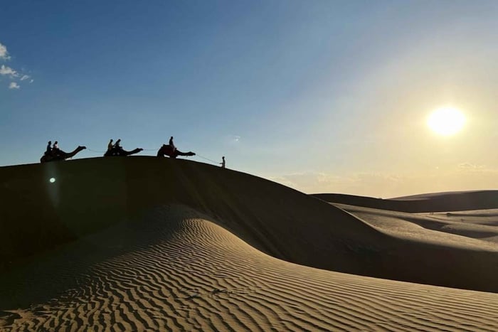 Jaisalmer: Jeeppikierros, kamelisafari, yöpyminen aavikolla.