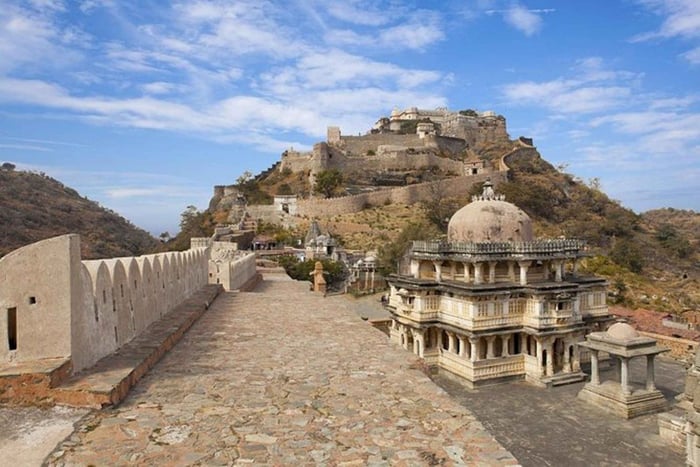 Transfer Jodhpur naar Udaipur via Ranakpur & Kumbhalgarh Fort