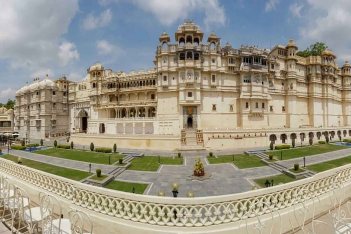 Udaipur : Palais de la ville, croisière sur le lac Pichola et spectacle de danse