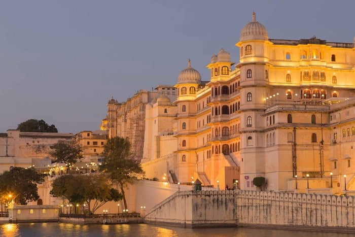 Udaipur: Båttur på Pichola-sjøen med en historisk spasertur i gamlebyen