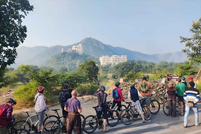Udaipur: Private Lake Loop Bicycle Tour with Refreshments