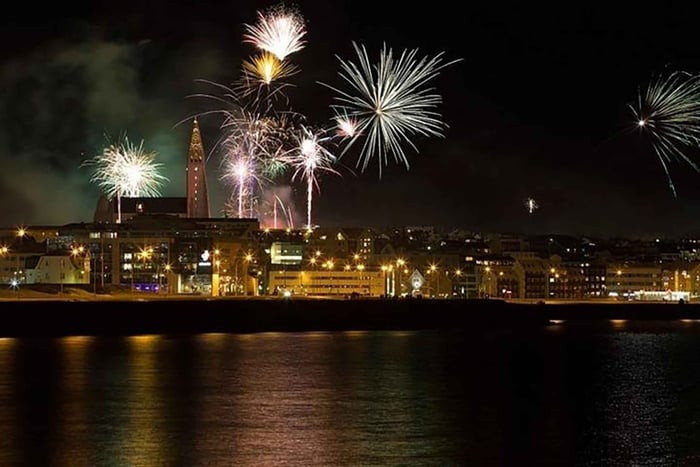 De Fogos de artifício de Ano Novo de barco