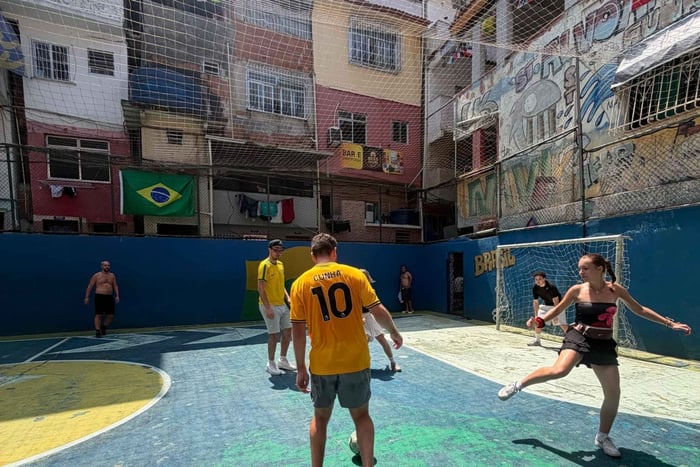 Rio: Besuch und FIFA-Fußballplatz im Herzen der Favela Tavares Bastos