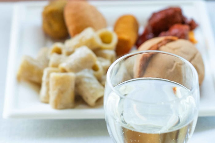 Roma: tour in barca sul fiume con aperitivo