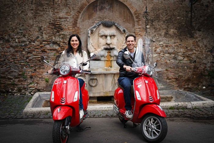 Rome Professional Photoshoot with free transport with Vespa