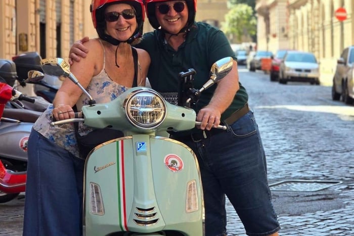 Rome: Vespa 125cc Daily rental ( Rome Termini & Vatican )