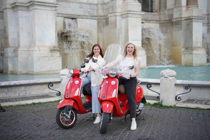 Rome: Vespa Tour with Photo Stops and City Center Pickup