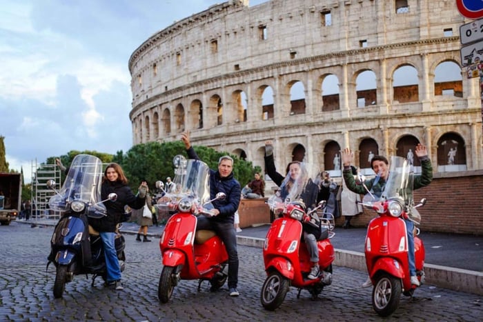 Roma: Avventura in Vespa con servizio di prelievo e rientro