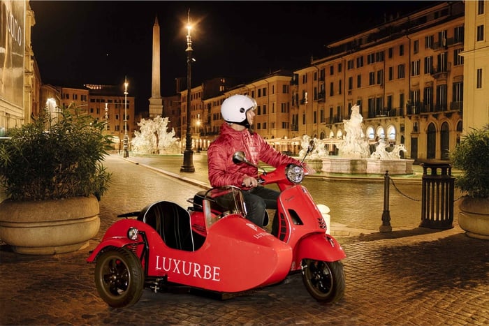 Rundresa med Vespa Sidovagn: Rom på natten