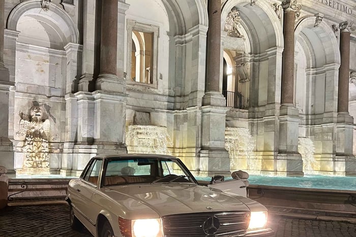 Roma: sesión de fotos en coche vintage con fotógrafo