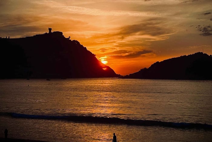 San Sebastián: Sunset from the catamaran in La Concha Bay