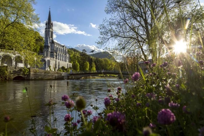 Besök Lourdes helgedom från San Sebastián