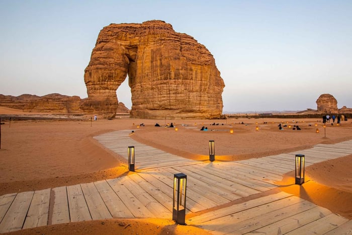 Alula: Day Trip with Snacks and Drinks