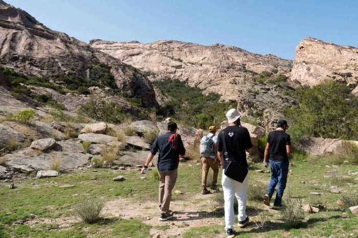 Asir Region: Jabal Man‘a Guided Hiking Adventure in Tanomah