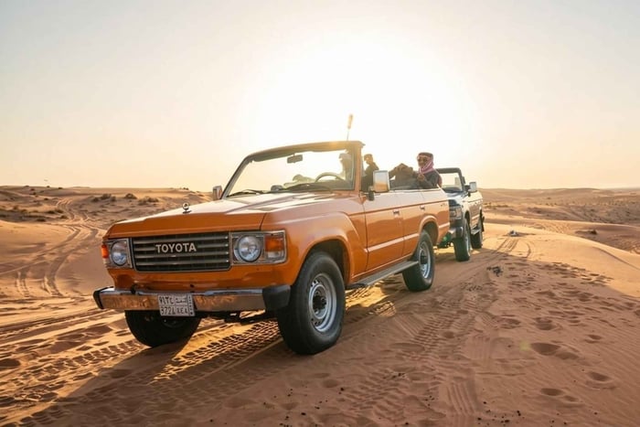 Classic car tour in the Hail desert