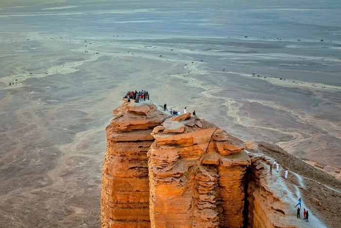 From Riyadh: Edge of the World Private Tour with Lunch