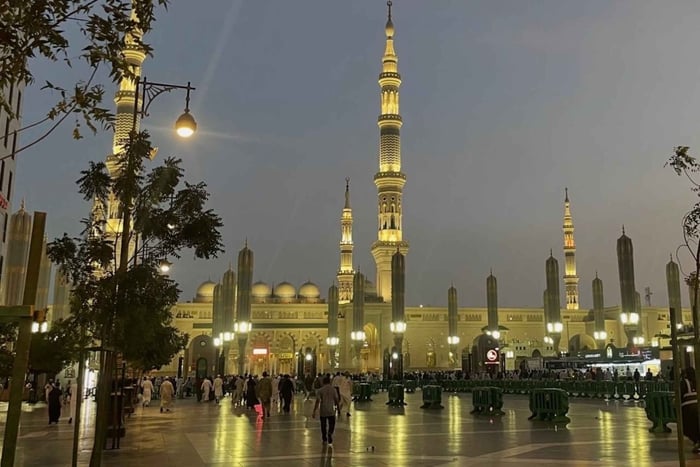 Esplorazione dei principali punti di riferimento di Medina con una guida turistica certificata