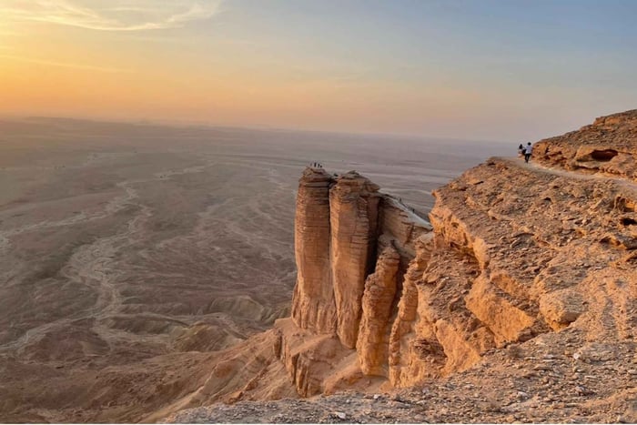 Riyadh: Edge Of The World, camels &Stargazing with 4x4