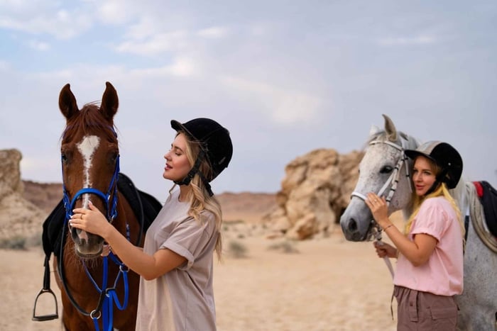 Oasi nascosta di Riyadh: passeggiata a cavallo in montagna