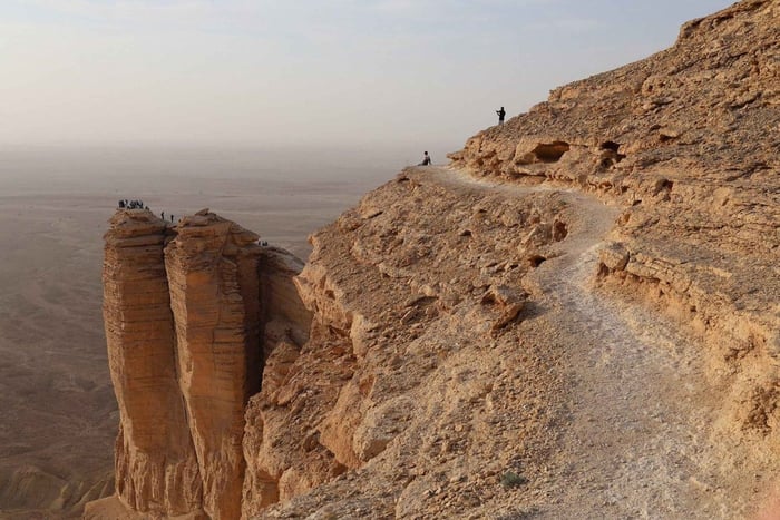 Riyadh Province: Edge of the World Tour Sunset with Dinner
