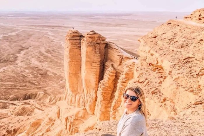 Riyadh: Private Edge of the World & Camel Trail med lunch