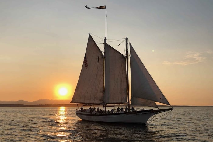 Seattlen satamaristeily: Tall Sailboat Sunset Harbor Cruise