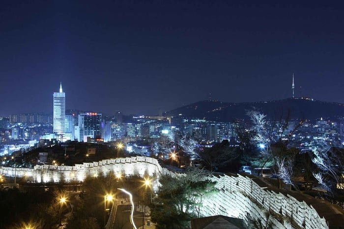 Dongdaemun to Hyehwa Walking Tour with Guide