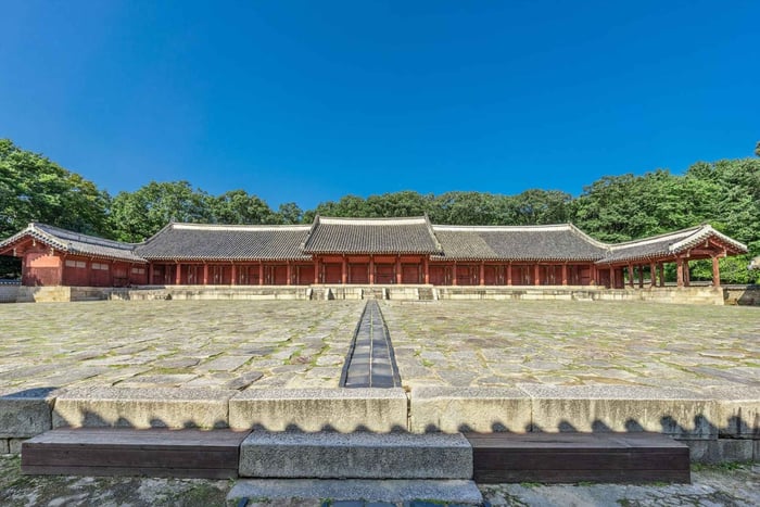 Explore Roots of Jongmyo, Temple, Market Walking Tour