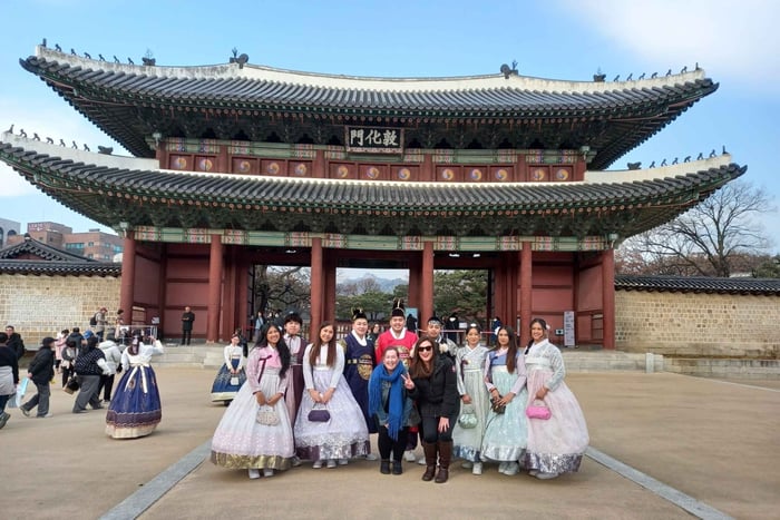 Full-Day Guided Tour to Changdeokgung, Bukchon & More