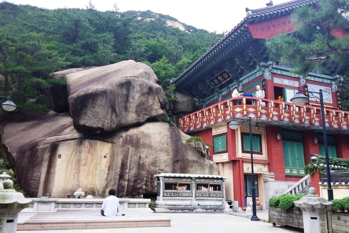 Guided Tour of two Buddhist Temples & Hanok Village