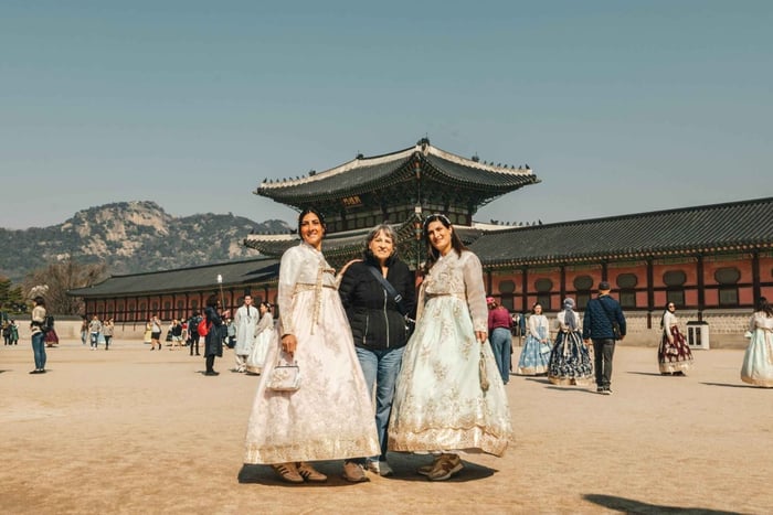 Seúl: tour de medio día por los puntos destacados de la ciudad y el palacio con hanbok