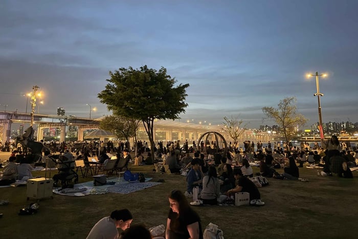 Han River Sunset Picnic with Food and Night Walk