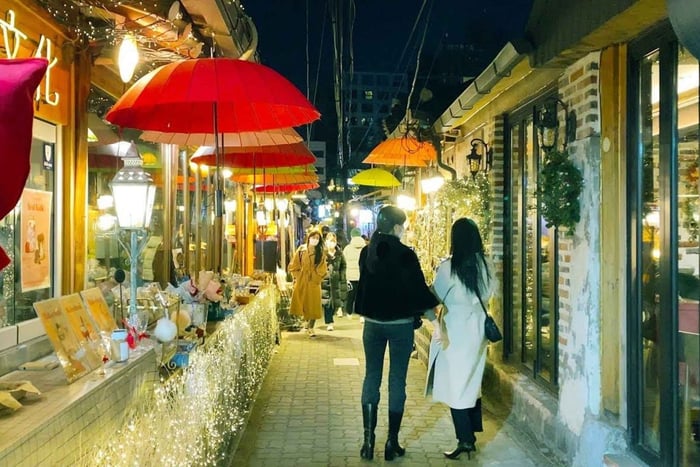 Ikseondong Night Walk & Street Food Tasting Tour